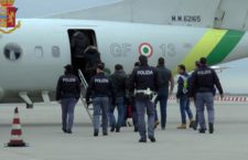 Sei spacciatori clandestini caricati in un aereo e rispediti in Tunisia