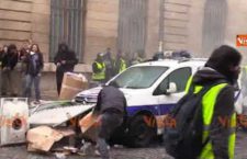 “Gilet gialli”: terzo sabato di protesta a Parigi; tafferugli con Forze dell’Ordine [VIDEO]