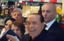 Nuova battuta sessuale di Berlusconi. “Prima sei per notte, ora dopo la terza mi addormento”