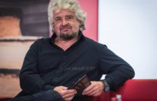 Beppe Grillo sui social con un corpo da culturista: “Sono oltre la perfezione”