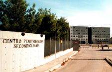 Arrestati due poliziotti penitenziari del carcere di Secondigliano: astici e cellulari in cambio di soldi ai detenuti