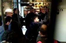 Polizia francese spruzza spray sul treno per stanare i migranti dalla toilette [VIDEO]