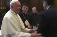 Il Papa rifiuta il baciamano. Ecco il motivo