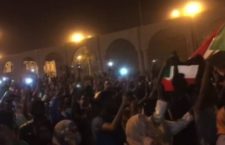Colpo di stato, Sudan nel caos, manifestazione contro presidente Omar al Bashir