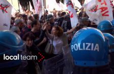 Torino, polizia contro il corteo No Tav. Il video della carica e delle manganellate: “Un’aggressione a freddo”