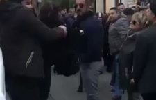 Schiaffi a una ragazza che contestava Salvini: brutte immagini da Avellino