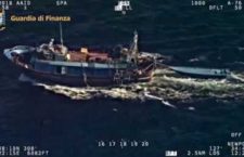 Blitz in mare contro gli scafisti Spunta il video del “trasbordo”