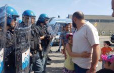 Protesta lavoratori Finiper Soresina, la polizia usa il manganello | VIDEO