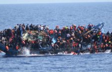 Migranti, naufragio del primo luglio in Tunisia: recuperati 72 corpi. L’appello di Unhcr e Oim: “Rilasciare i 5.600 detenuti in Libia”