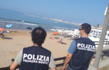Si masturba davanti ai bimbi armato di coltello, choc in spiaggia a Rimini: l’uomo ha rischiato il linciaggio