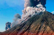 Momento dell’eruzione vulcanica di Stromboli – I turisti si lanciano in mare per sfuggire all’esplosione “atomica” sull’isola d’Italia