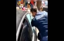 Napoli, poliziotti salvano un Labrador: abbandonato in una macchina sotto al sole [VIDEO]