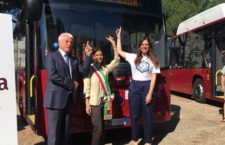 Roma, Raggi presenta 80 nuovi bus Atac a Tor Bella Monaca
