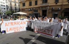 Napoli, la rivolta degli operai di American Laundry: sit in alla Regione e scontri con la polizia