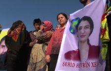 Hevrin Khalaf uccisa in Siria, la paladina femminista violentata e lapidata: il video dell’auto crivellata di proiettili