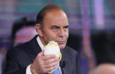 BRUNO VESPA CON UN A MASCHERINA
