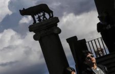 Statua Lupa Capitolina, Roma, 7 ottobre 2016. ANSA/GIUSEPPE LAMI