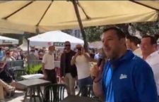 Salvini a sopresa e incurante delle norme di sicurezza ritorna a Mondragone. Città blindata