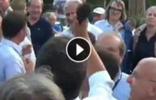 Renzi strappa il microfono dalle mani dell’inviata La7, lo lancia e lo fa cadere a terra