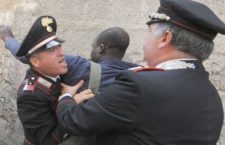 PROFUGO IRROMPE IN CASA ARMATO PER OCCUPARLA, CARABINIERE SPARA