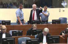 Ergastolo in primo grado a Ratko Mladic (espulso dall’aula) per la strage di Srebrenica (VIDEO)