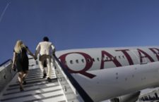 La moglie scopre tradimento in volo: aereo della Qatar Airways costretto ad atterraggio d’emergenza