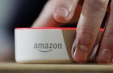 Cos’è questa storia dei “braccialetti elettronici” di Amazon? Calenda, braccialetti di Amazon mai in Italia