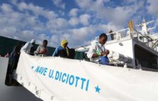 Migranti, 900 in arrivo a Catania: a Palermo sit-in per Aquarius. Vertice Conte-Salvini-Di Maio sugli sbarchi