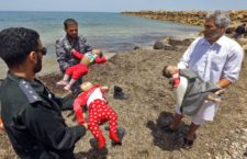 I bambini morti nel naufragio in Libia? Bambolotti, una messinscena di Soros: la nuova bufala su Facebook