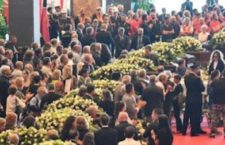 Funerali a Genova, la diretta. Applausi a Mattarella, Di Maio e Salvini: fischi al Pd