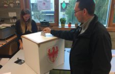 Operazioni di voto per il rinnovo del Consiglio provinciale di Bolzano, 21 ottobre 2018.
ANSA/G.NEWS