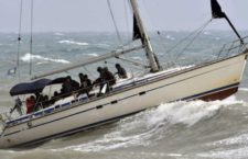 Migranti abbandonati dagli scafisti su una barca in balìa del mare: tra loro 8 bambini