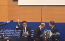 Manovra: europarlamentare Lega calpesta con scarpa discorso Moscovici [VIDEO]