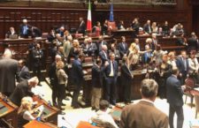 Caos alla Camera. Forza Italia occupa i banchi del governo. FdI chiama in causa Fico [VIDEO]
