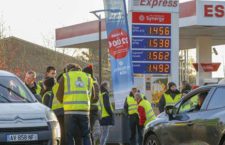 Francia, rivolta contro il caro benzina: Paese nel caos | Una vittima tra i “gilet gialli”, oltre 400 feriti: 6 gravi
