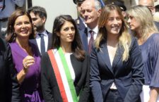 “Patata bollente”, Tribunale di Milano e Ordine Giornalisti condannano Libero per il titolo “sessista” su Virginia Raggi