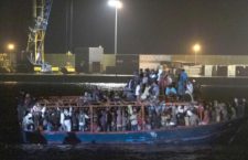 Migranti, a Pozzallo sbarcati tutti i 264. Salvini: “Un miracolo siano salvi, Malta vergognosa”