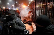 Venti di guerra tra Russia-Ucraina: proteste e tensioni di fronte all’ambasciata russa a Kiev