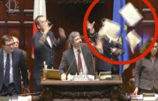 Bagarre alla Camera, Pd lancia fascicoli contro il presidente Fico: Marattin del PD prende a schiaffi un deputato del M5S
