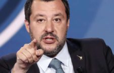 Migranti, Salvini: “Io non mollo, lo ammetto ogni tanto ci sentiamo un po soli” lo spiega in diretta Facebook