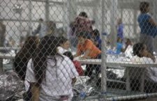 I bambini nelle gabbie come animali: le foto degli orrori dei lager di Trump