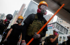 La folla armata attacca la polizia di Hong Kong mentre le proteste diventano violente