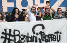 Pontida 2019: Salvini conclude il comizio sul palco con Greta, bimba di Bibbiano