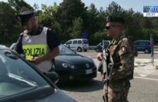 Due agenti uccisi in Questura a Trieste, presi due fratelli: uno ha aperto il fuoco dopo aver sfilato le pistole ai poliziotti