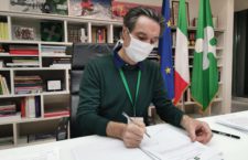Coronavirus Lombardia, finisce alla ditta di Lady Fontana l’ordine di 513mila euro di camici