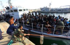 Migranti, arrestati in Tunisia 10 trafficanti di esseri umani: erano i capi dell’organizzazione criminale